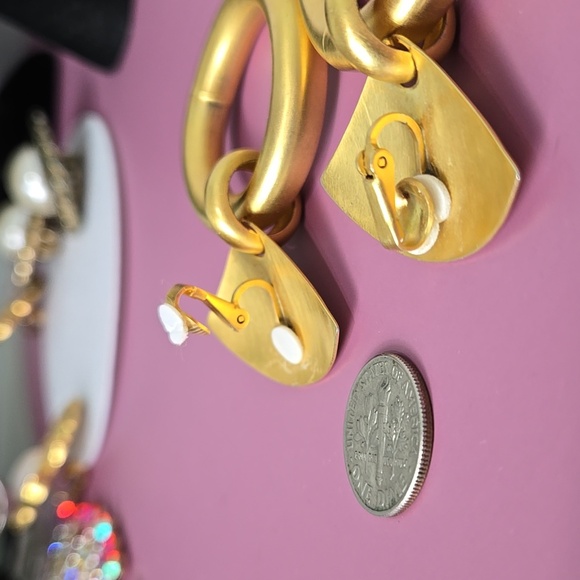 Elegant Gold Tone Statement Earrings Clip On Earrings - Picture 15 of 15